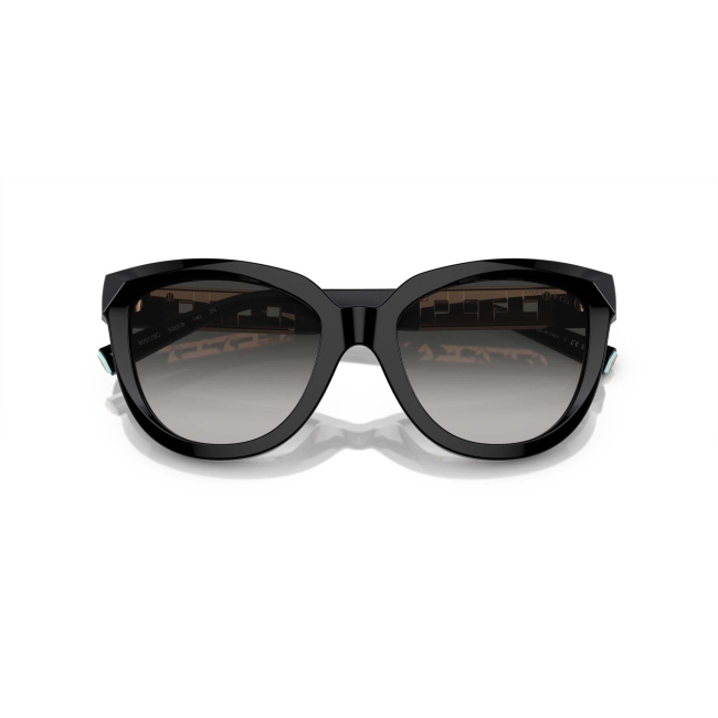 Tiffany & Co. TF 4215 col. 8001/3C è un occhiale da sole da donna in acetato nero lucido, dalla forma cat eye e calibro 53.