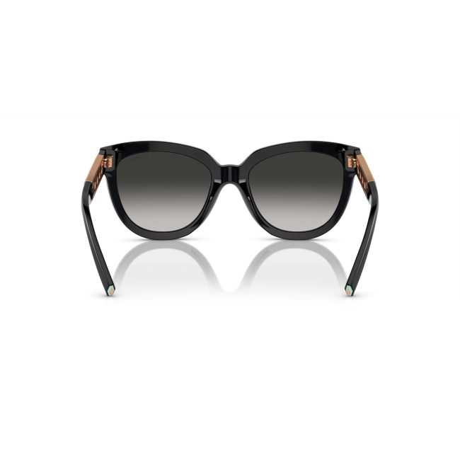 Tiffany & Co. TF 4215 col. 8001/3C è un occhiale da sole da donna in acetato nero lucido, dalla forma cat eye e calibro 53.