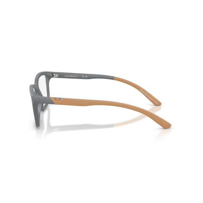 Emporio Armani EA 3259 col. 6261 è una montatura da vista da uomo in acetato grigio opaco e arancione gommato, dalla forma rettangolare e calibro 56.