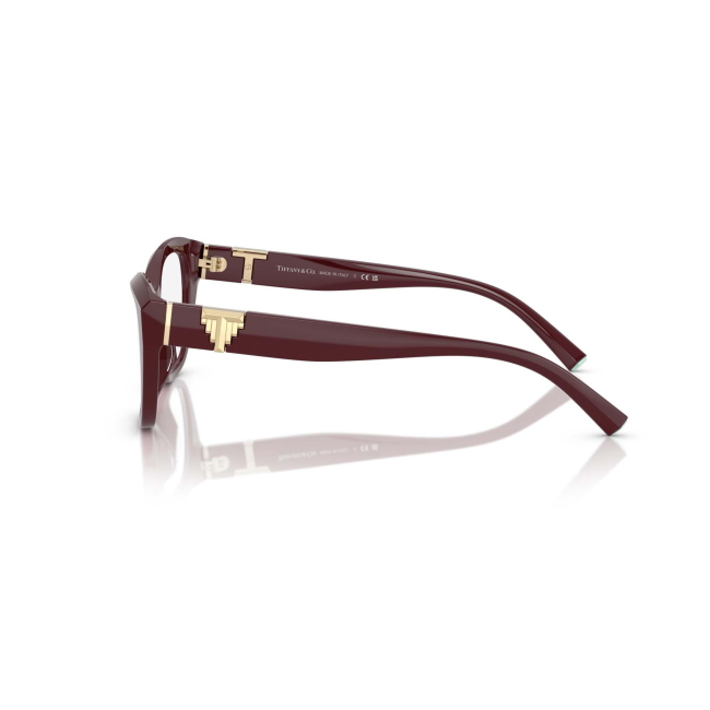 Tiffany & Co. TF 2268U col. 8389 è una montatura da vista da donna in acetato bordeaux bordeaux, dalla forma cat eye e calibro 54.