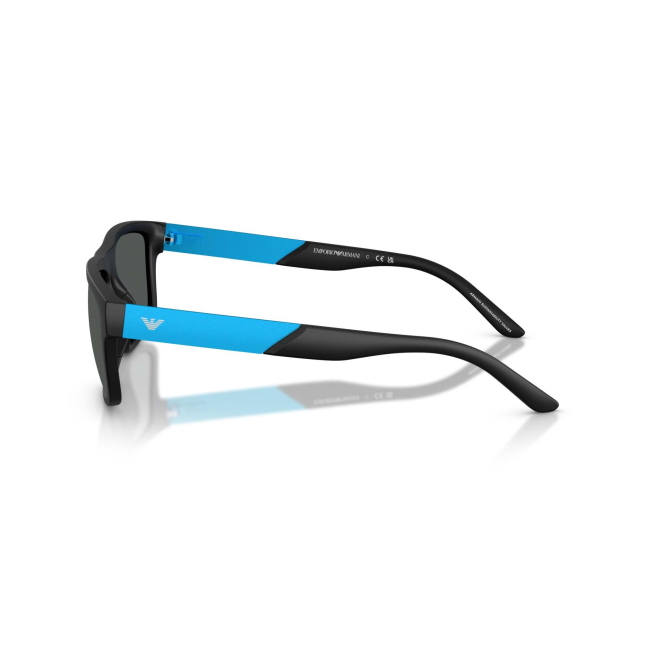 Emporio Armani EA 4244U col. 5001/87 è un occhiale da sole da uomo in acetato nero satinato, dalla forma rettangolare e calibro 57.