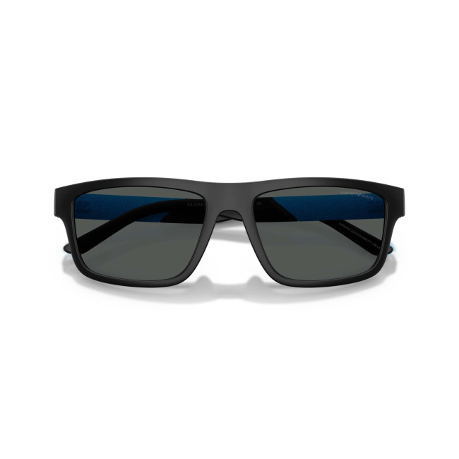 Emporio Armani EA 4244U col. 5001/87 è un occhiale da sole da uomo in acetato nero satinato, dalla forma rettangolare e calibro 57.