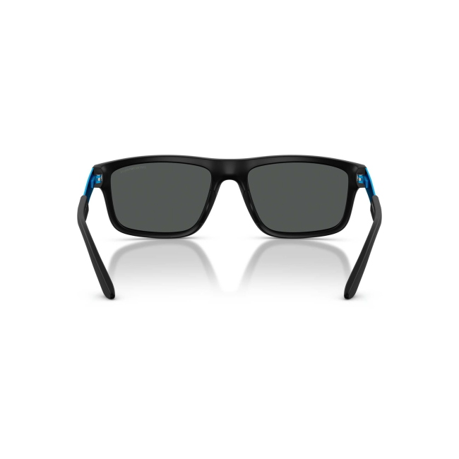 Emporio Armani EA 4244U col. 5001/87 è un occhiale da sole da uomo in acetato nero satinato, dalla forma rettangolare e calibro 57.