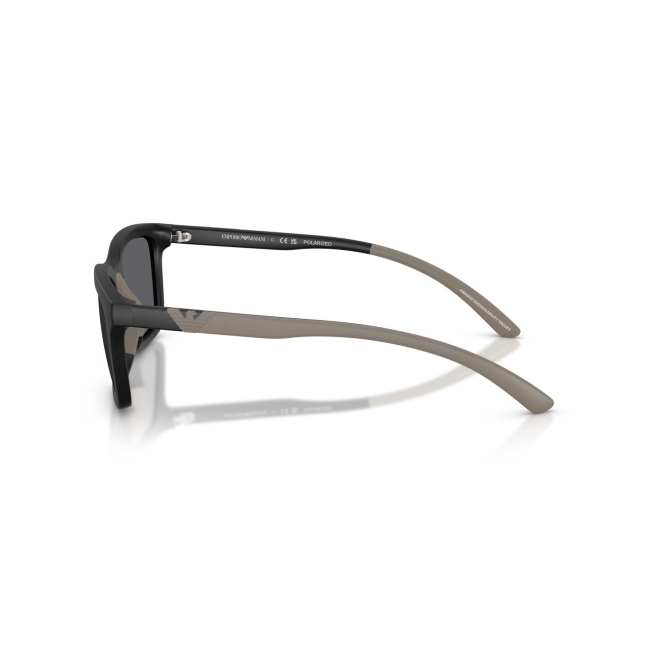 Emporio Armani EA 4249U col. 5001/81 è un occhiale da sole da uomo in acetato nero opaco, dalla forma rettangolare e calibro 55.