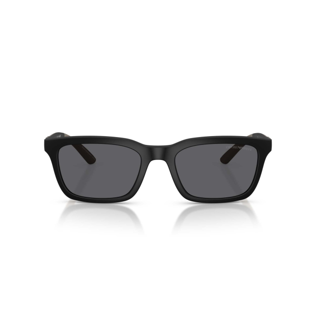 Emporio Armani EA 4249U col. 5001/81 è un occhiale da sole da uomo in acetato nero opaco, dalla forma rettangolare e calibro 55.
