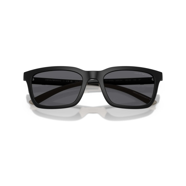 Emporio Armani EA 4249U col. 5001/81 è un occhiale da sole da uomo in acetato nero opaco, dalla forma rettangolare e calibro 55.