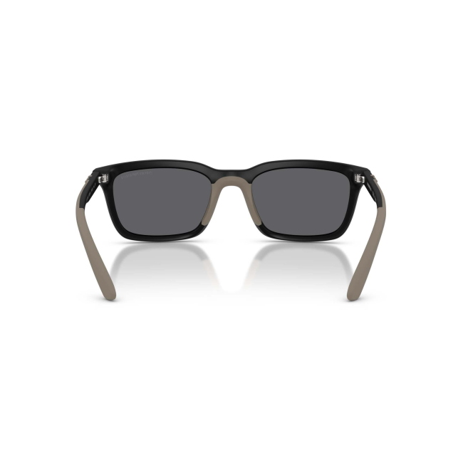 Emporio Armani EA 4249U col. 5001/81 è un occhiale da sole da uomo in acetato nero opaco, dalla forma rettangolare e calibro 55.