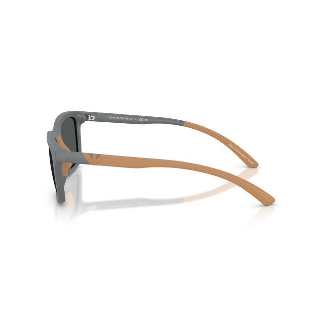 Emporio Armani EA 4249U col. 6261/87 è un occhiale da sole da uomo in acetato grigio opaco e arancione gommato, dalla forma rettangolare e calibro 55.