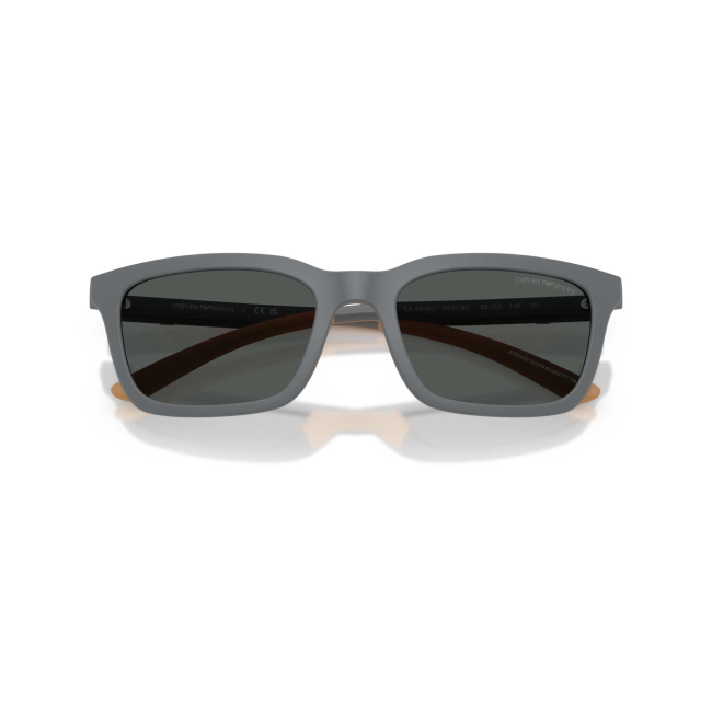 Emporio Armani EA 4249U col. 6261/87 è un occhiale da sole da uomo in acetato grigio opaco e arancione gommato, dalla forma rettangolare e calibro 55.