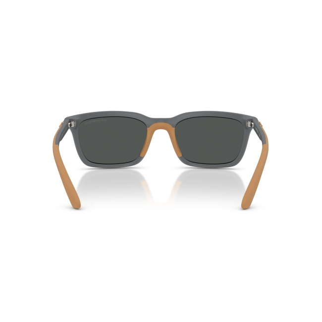 Emporio Armani EA 4249U col. 6261/87 è un occhiale da sole da uomo in acetato grigio opaco e arancione gommato, dalla forma rettangolare e calibro 55.