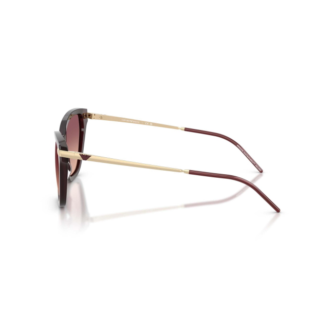 Emporio Armani EA 4251 col. 6265/8D è un occhiale da sole da donna in acetato bordeaux bordeaux, dalla forma cat eye e calibro 54.