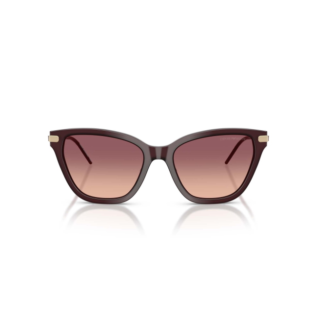 Emporio Armani EA 4251 col. 6265/8D è un occhiale da sole da donna in acetato bordeaux bordeaux, dalla forma cat eye e calibro 54.