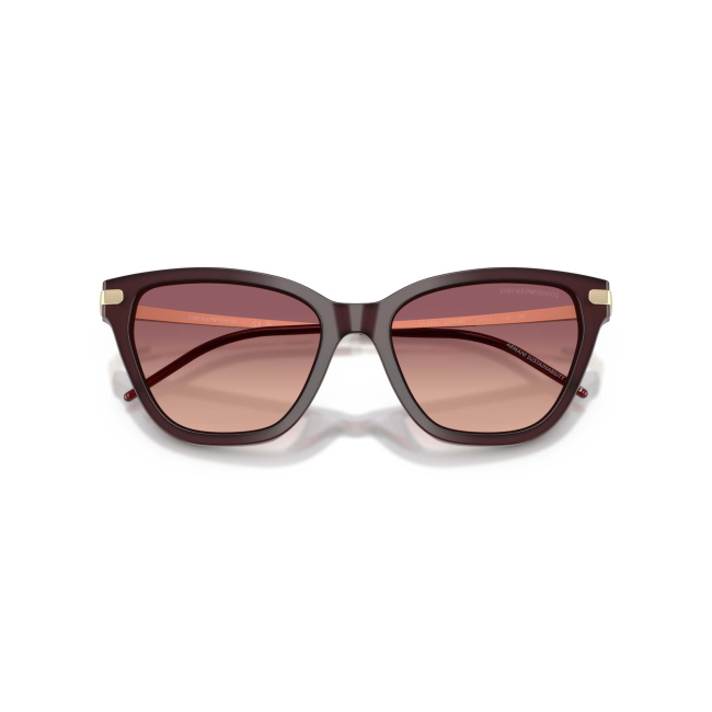 Emporio Armani EA 4251 col. 6265/8D è un occhiale da sole da donna in acetato bordeaux bordeaux, dalla forma cat eye e calibro 54.