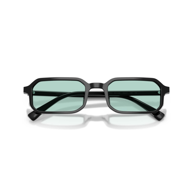 Emporio Armani EA 4253U col. 5017/65 è un occhiale da sole da uomo in acetato nero lucido, dalla forma rettangolare e calibro 54.