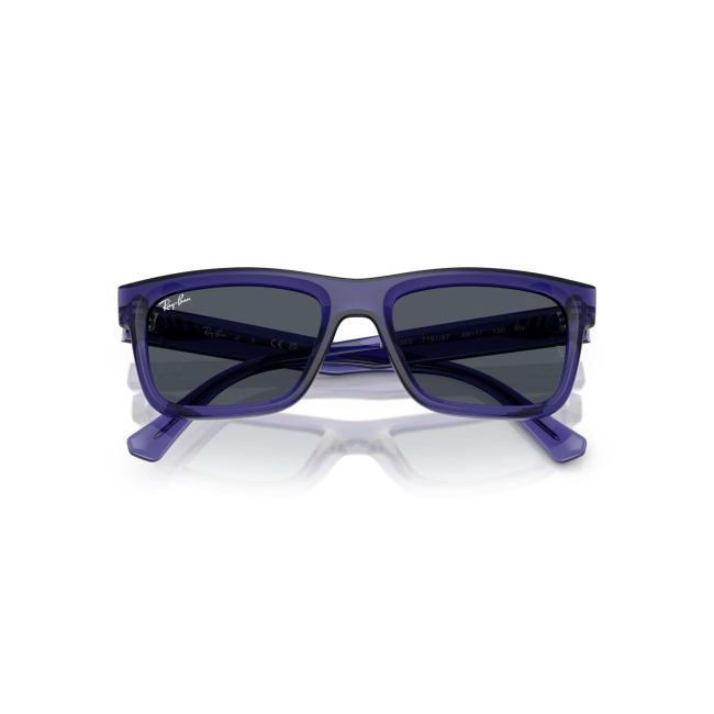Ray-Ban Junior RJ 9196S col. 7191/87 è un occhiale da sole in acetato viola trasparente e calibro 49.