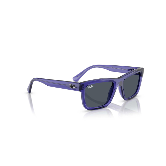Ray-Ban Junior RJ 9196S col. 7191/87 è un occhiale da sole in acetato viola trasparente e calibro 49.