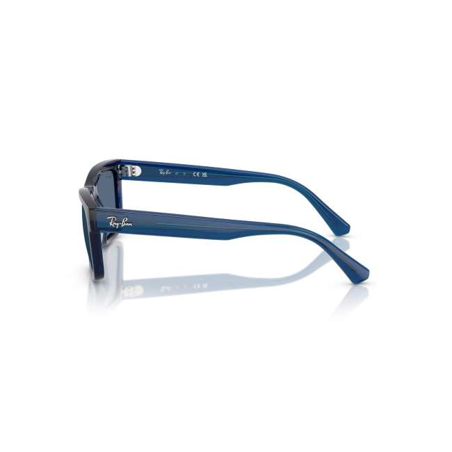 Ray-Ban Junior RJ 9196S col. 7190/80 è un occhiale da sole in acetato blu trasparente e calibro 49.