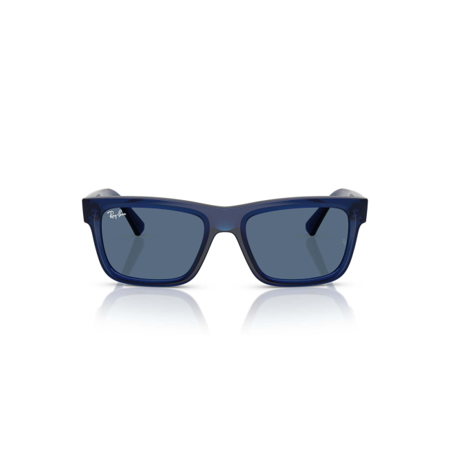 Ray-Ban Junior RJ 9196S col. 7190/80 è un occhiale da sole in acetato blu trasparente e calibro 49.