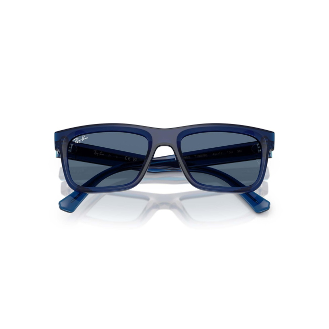 Ray-Ban Junior RJ 9196S col. 7190/80 è un occhiale da sole in acetato blu trasparente e calibro 49.