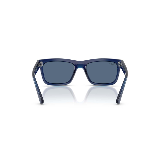 Ray-Ban Junior RJ 9196S col. 7190/80 è un occhiale da sole in acetato blu trasparente e calibro 49.