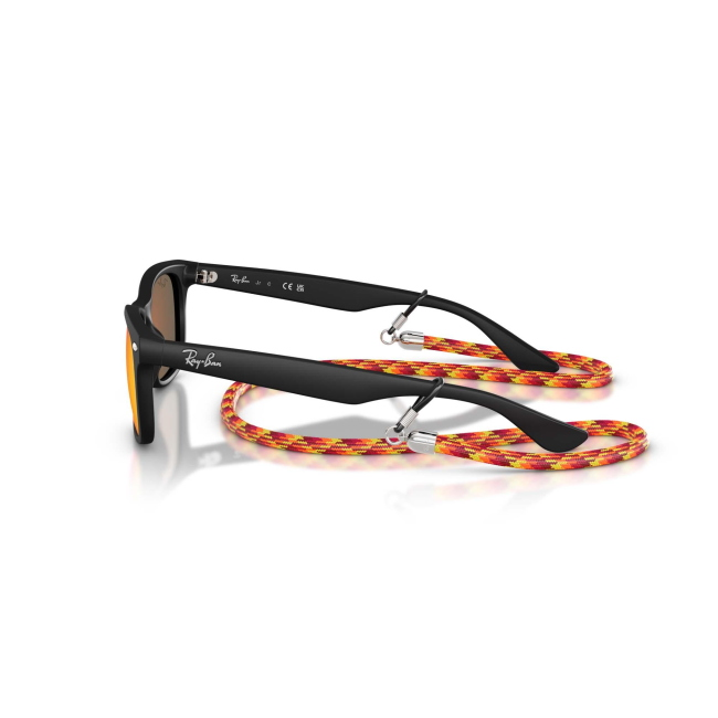 Ray-Ban Junior RJ 9052S JUNIOR WAYFARER col. 7028/6Q è un occhiale da sole in acetato nero gommato e calibro 47.