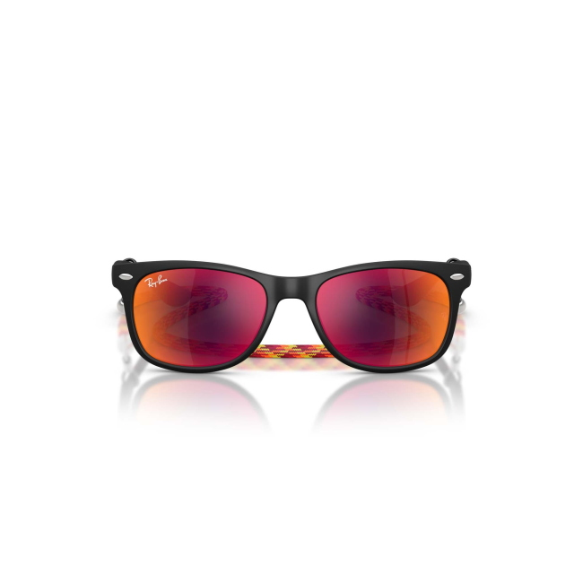 Ray-Ban Junior RJ 9052S JUNIOR WAYFARER col. 7028/6Q è un occhiale da sole in acetato nero gommato e calibro 47.