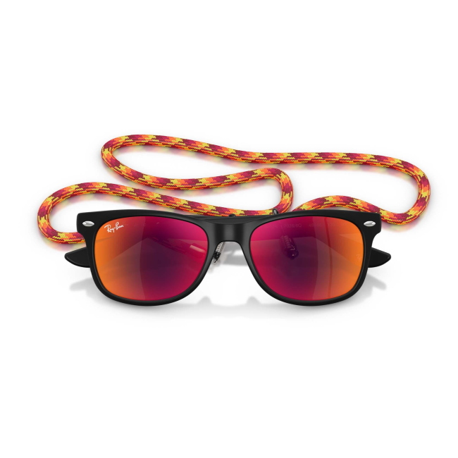 Ray-Ban Junior RJ 9052S JUNIOR WAYFARER col. 7028/6Q è un occhiale da sole in acetato nero gommato e calibro 47.