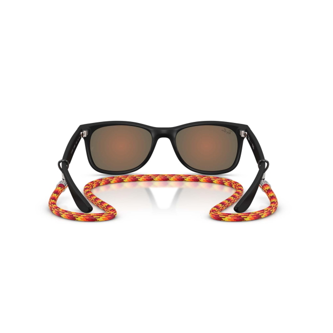 Ray-Ban Junior RJ 9052S JUNIOR WAYFARER col. 7028/6Q è un occhiale da sole in acetato nero gommato e calibro 47.