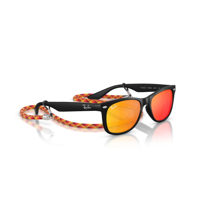 Ray-Ban Junior RJ 9052S JUNIOR WAYFARER col. 7028/6Q è un occhiale da sole in acetato nero gommato e calibro 47.