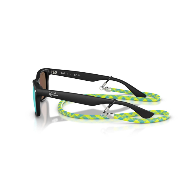 Ray-Ban Junior RJ 9052S JUNIOR WAYFARER col. 7028/55 è un occhiale da sole in acetato nero gommato e calibro 47.