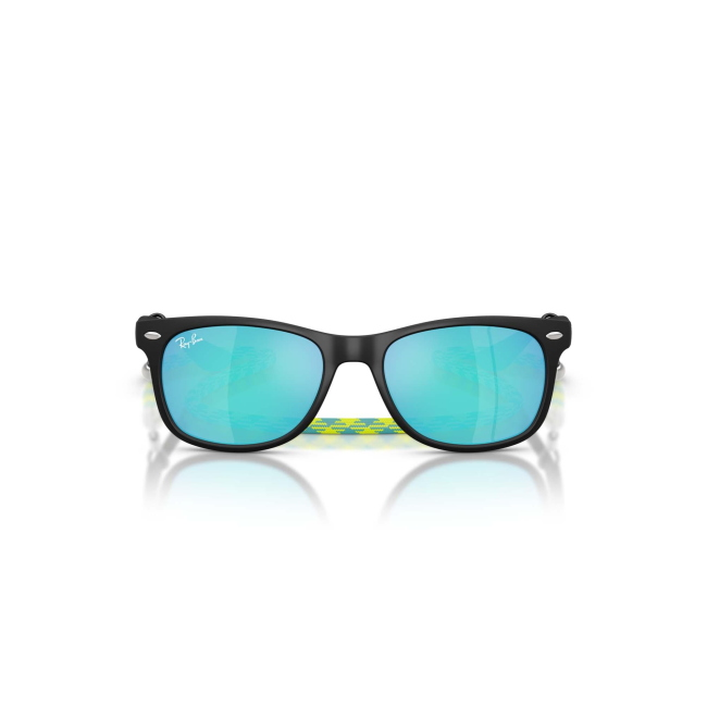 Ray-Ban Junior RJ 9052S JUNIOR WAYFARER col. 7028/55 è un occhiale da sole in acetato nero gommato e calibro 47.
