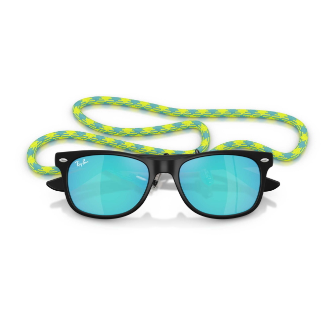 Ray-Ban Junior RJ 9052S JUNIOR WAYFARER col. 7028/55 è un occhiale da sole in acetato nero gommato e calibro 47.