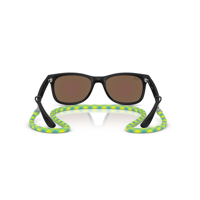 Ray-Ban Junior RJ 9052S JUNIOR WAYFARER col. 7028/55 è un occhiale da sole in acetato nero gommato e calibro 47.