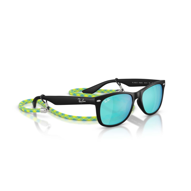 Ray-Ban Junior RJ 9052S JUNIOR WAYFARER col. 7028/55 è un occhiale da sole in acetato nero gommato e calibro 47.