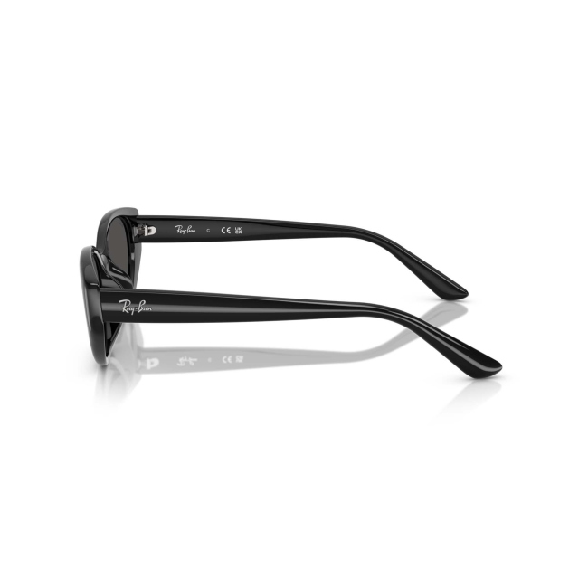 Ray-Ban RB 4457D col. 6677/87 valorizza acetato NERO LUCIDO con lenti GRIGIO SCURO. Calibro 55, per una presenza precisa ma non eccessiva.