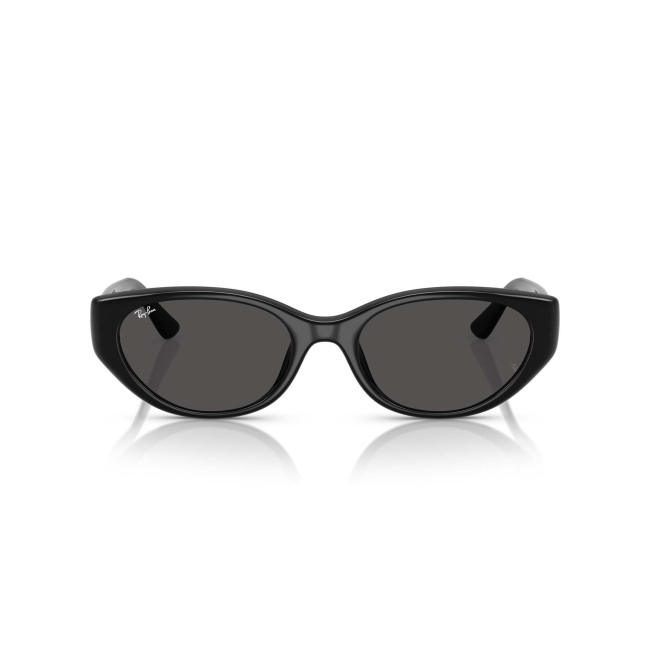 Ray-Ban RB 4457D col. 6677/87 valorizza acetato NERO LUCIDO con lenti GRIGIO SCURO. Calibro 55, per una presenza precisa ma non eccessiva.