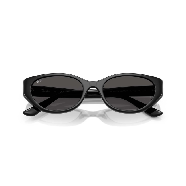 Ray-Ban RB 4457D col. 6677/87 valorizza acetato NERO LUCIDO con lenti GRIGIO SCURO. Calibro 55, per una presenza precisa ma non eccessiva.