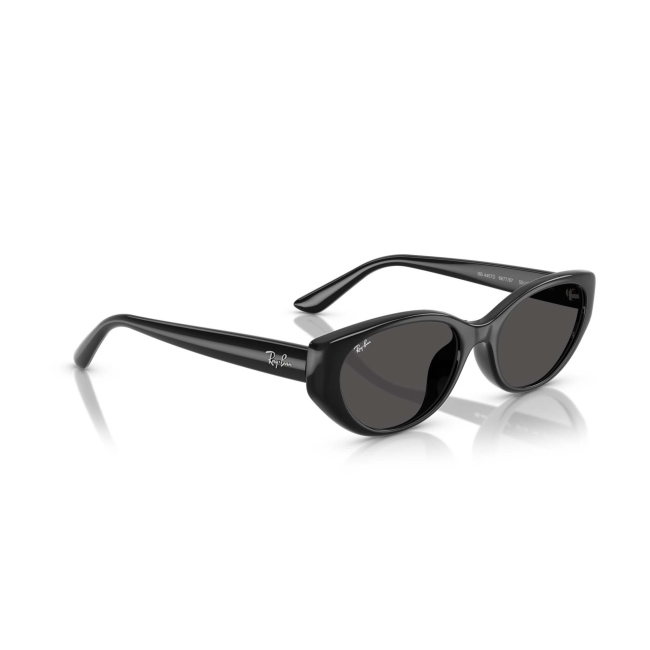 Ray-Ban RB 4457D col. 6677/87 valorizza acetato NERO LUCIDO con lenti GRIGIO SCURO. Calibro 55, per una presenza precisa ma non eccessiva.