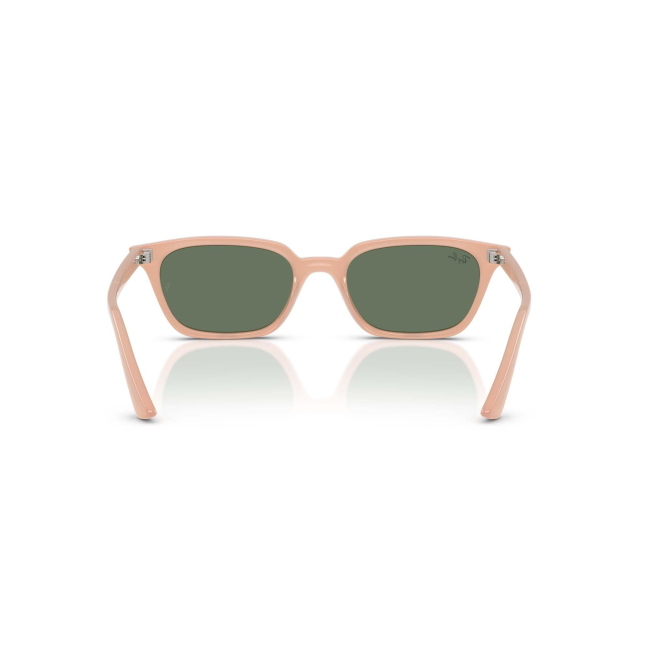 Ray-Ban RB 4456 ZAYA col. 6811/82 è un occhiale da sole in acetato rosa e calibro 53.