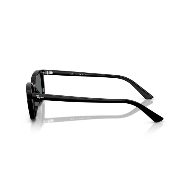 Ray-Ban RB 4456 ZAYA col. 6677/81 è un occhiale da sole in acetato nero lucido e calibro 53.