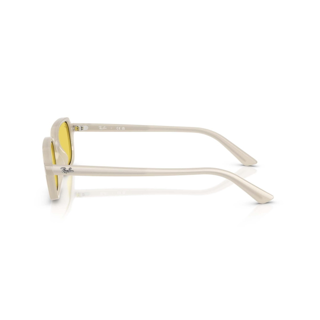 Ray-Ban RB 4455 ZURI col. 6808/6D è un occhiale da sole in acetato bianco e calibro 52.