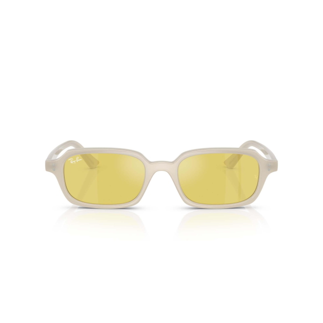 Ray-Ban RB 4455 ZURI col. 6808/6D è un occhiale da sole in acetato bianco e calibro 52.