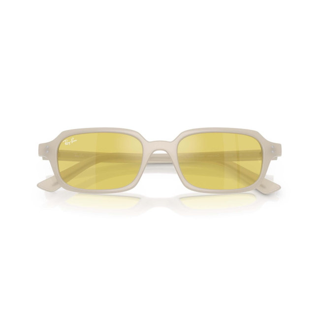 Ray-Ban RB 4455 ZURI col. 6808/6D è un occhiale da sole in acetato bianco e calibro 52.