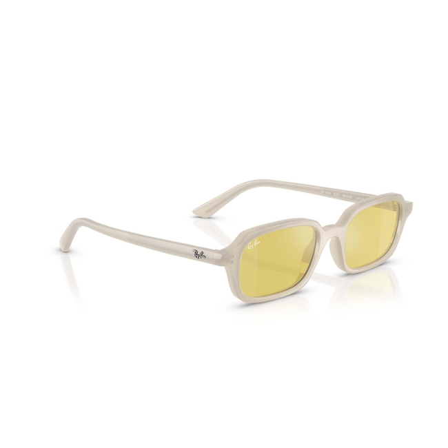 Ray-Ban RB 4455 ZURI col. 6808/6D è un occhiale da sole in acetato bianco e calibro 52.
