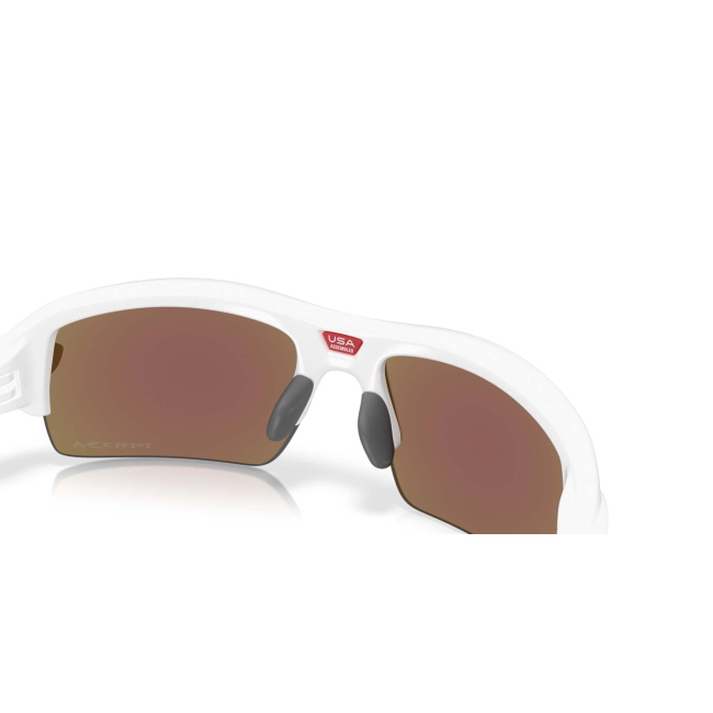 Oakley OO 9511 FLAK 2.0 S col. 02 è un occhiale da sole in acetato bianco lucido e calibro 59.