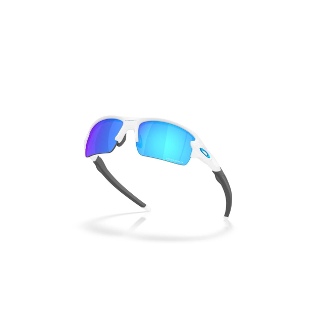 Oakley OO 9511 FLAK 2.0 S col. 02 è un occhiale da sole in acetato bianco lucido e calibro 59.