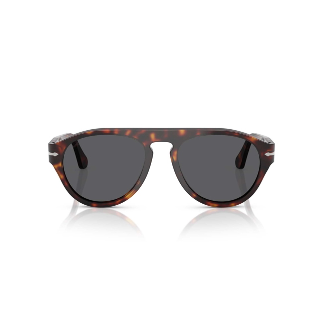 Persol PO 3370S col. 24/B1 è un occhiale da sole da donna in acetato marrone tartarugato, dalla forma pilot e calibro 53.
