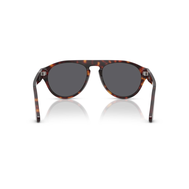 Persol PO 3370S col. 24/B1 è un occhiale da sole da donna in acetato marrone tartarugato, dalla forma pilot e calibro 53.