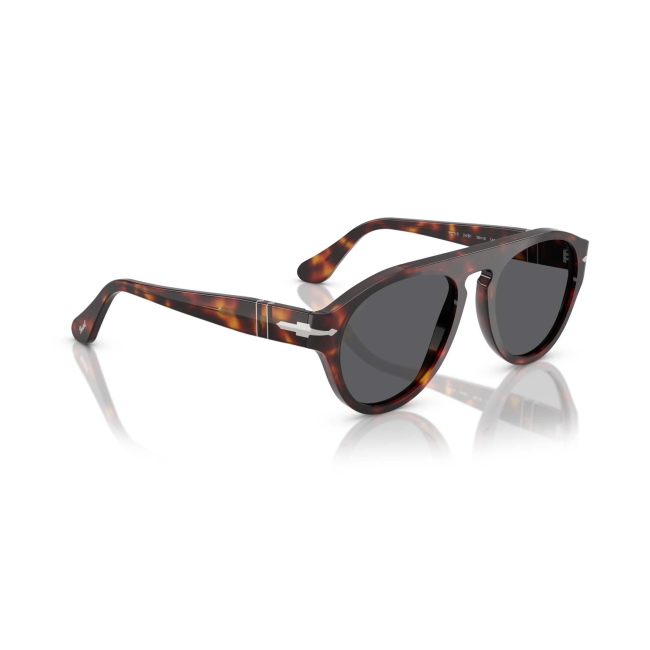Persol PO 3370S col. 24/B1 è un occhiale da sole da donna in acetato marrone tartarugato, dalla forma pilot e calibro 53.