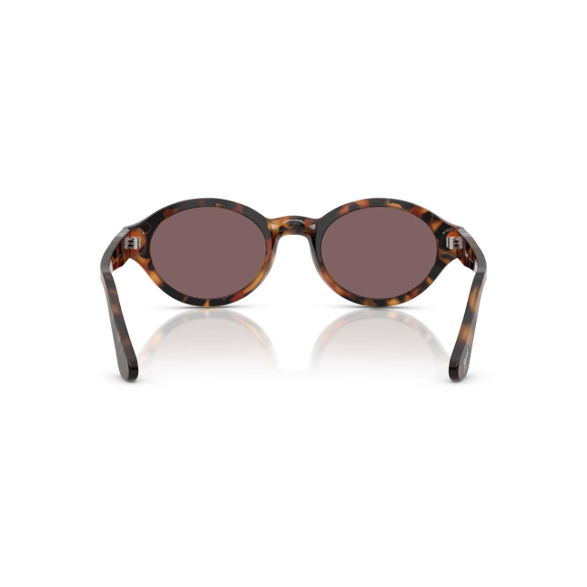 Persol PO 3378S LORIS col. 1052/53 è un occhiale da sole da donna in acetato marrone tartarugato, dalla forma ovale e calibro 51.